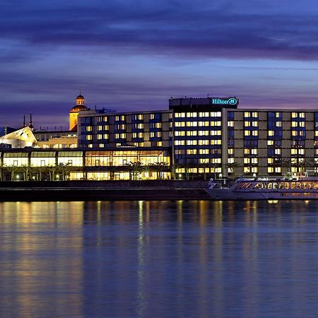 Hilton Mainz Hotel Exterior photo The hotel at night