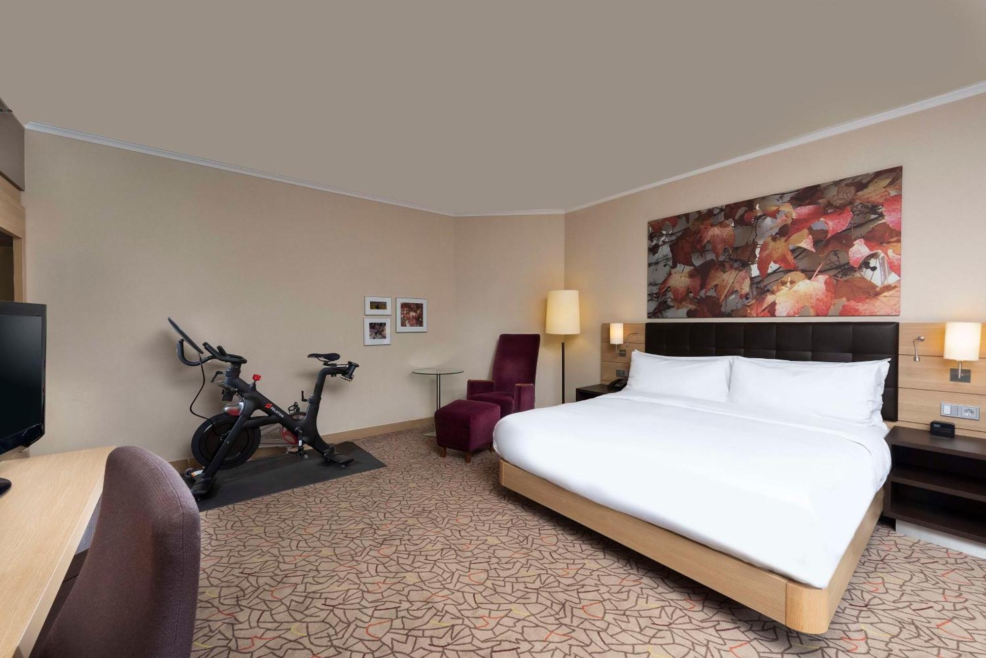 Hilton Mainz Hotel Exterior photo A room at the Hilton London Heathrow
