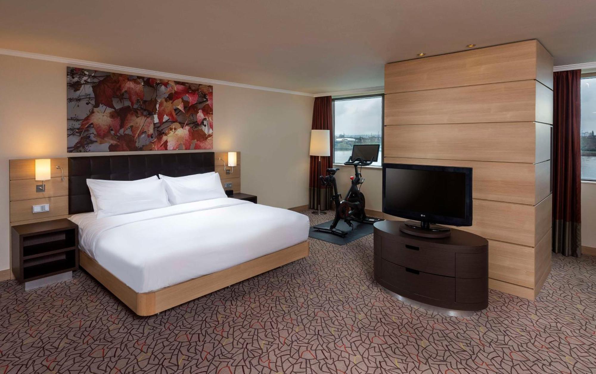 Hilton Mainz Hotel Exterior photo A room at the hotel