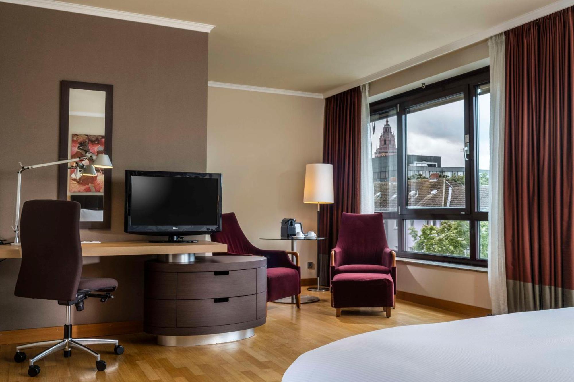Hilton Mainz Hotel Exterior photo Executive Suite