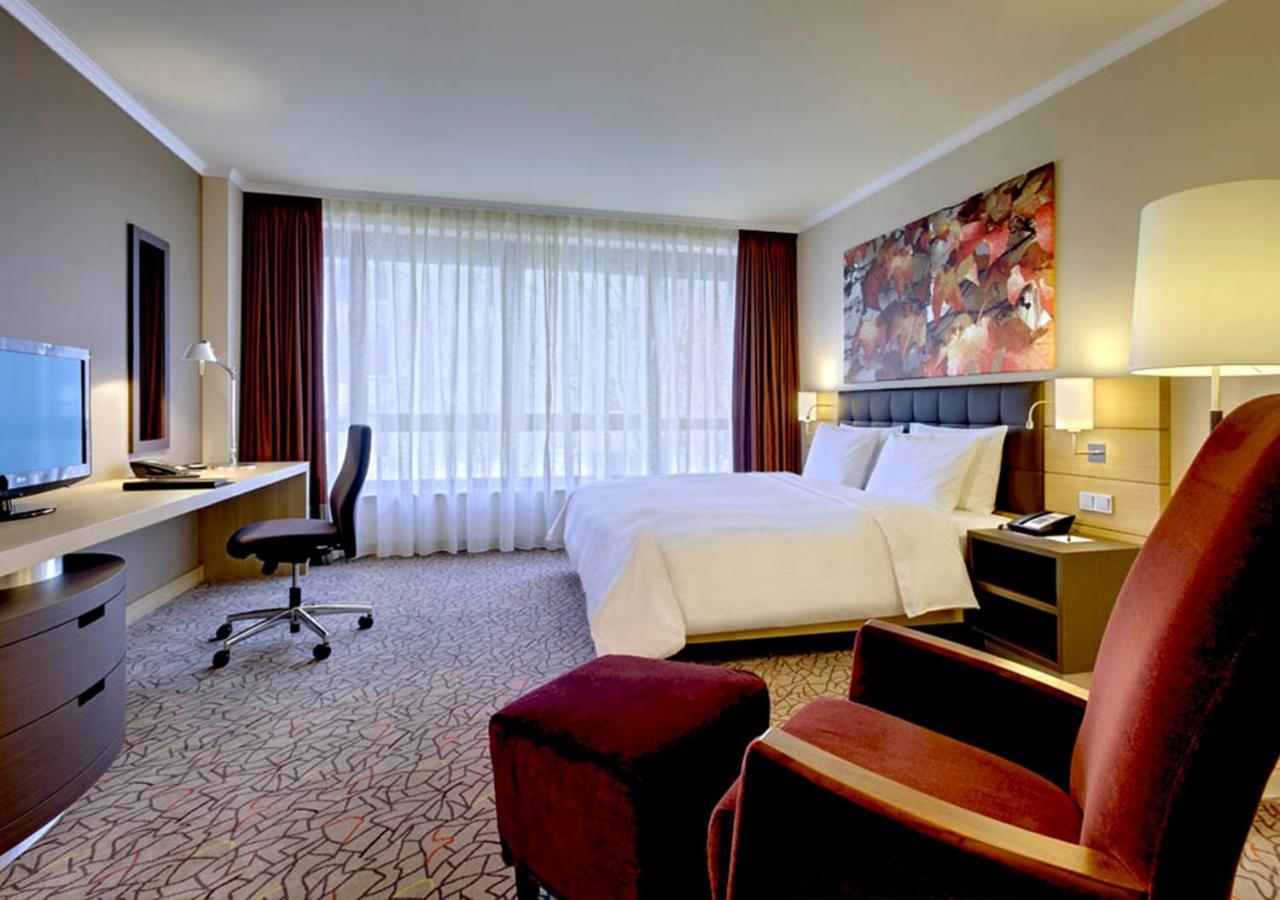 Hilton Mainz Hotel Exterior photo A room at the hotel